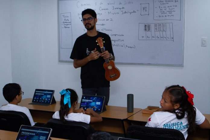 Niños venezolanos exploran creación musical digital para fortalecer identidad