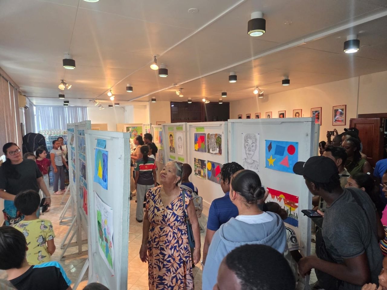 IVCC en Paramaribo desarrolla actividades de intercambio y masificación artístico-cultural con estudiantes